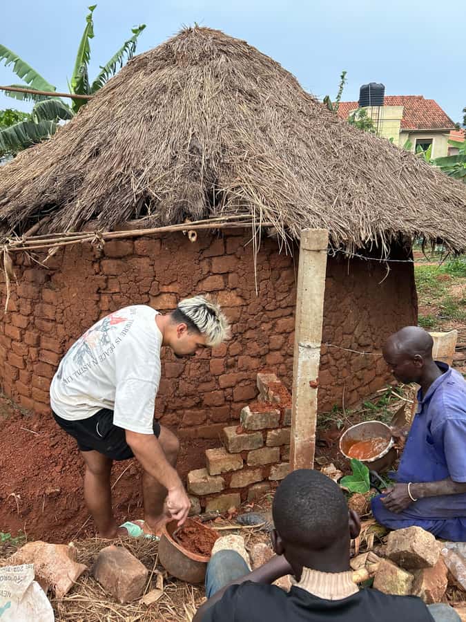 Kampala/Gulu: Traditional African Hut Building & Painting - Starting with materials from the field