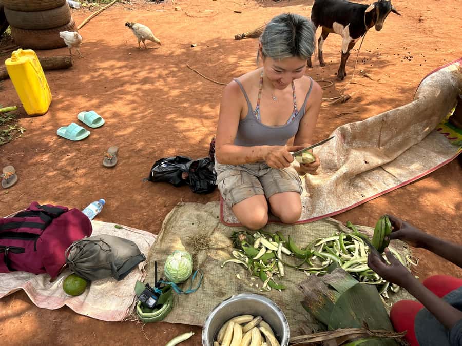 Kampala/Gulu: Traditional African Hut Building & Painting - Building, roofing, and painting the hut