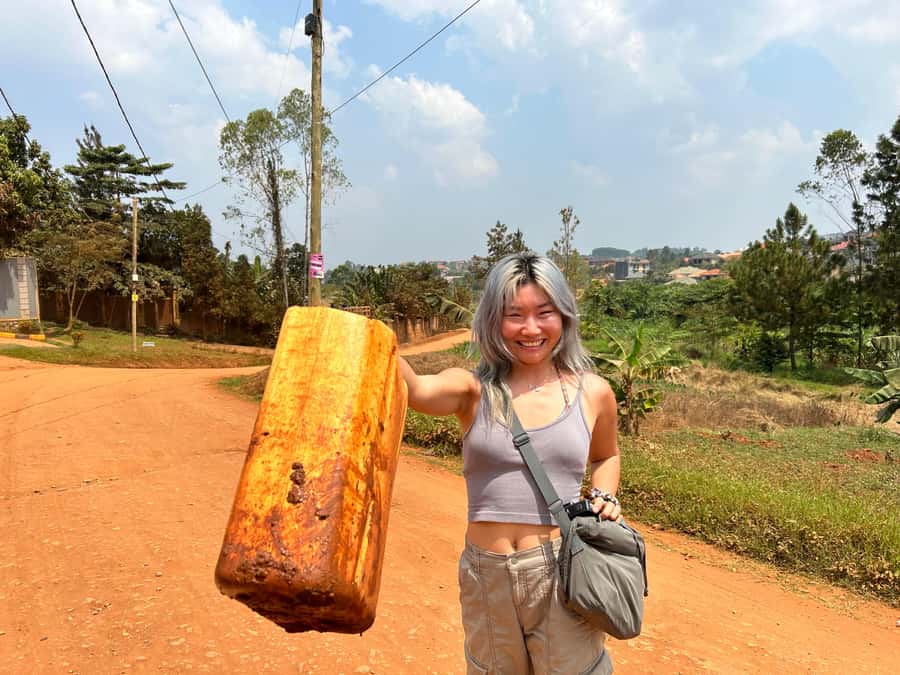 Kampala/Gulu: Traditional African Hut Building & Painting - Learning language, stories, and totems