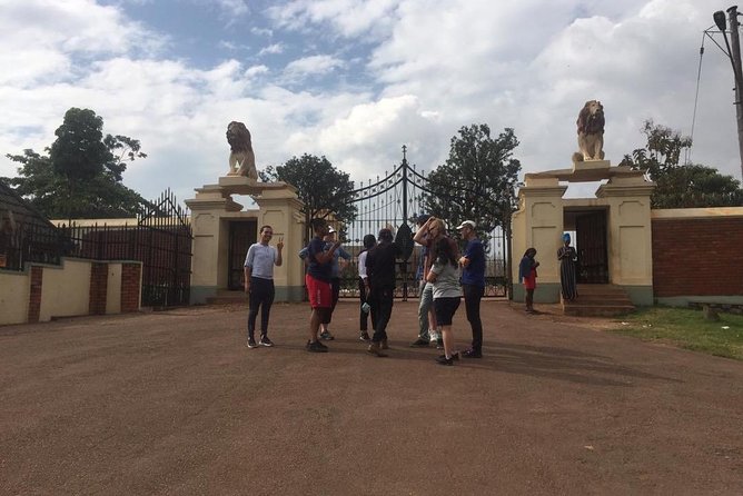 Kampala’s Best Experience walking tour - Reading Kampala through the Old Taxi Park