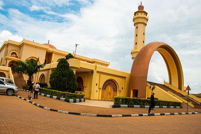 Safe Motorbike Tour in Kampala (Boda Boda Tour) - Eating a rolex at Owino Market